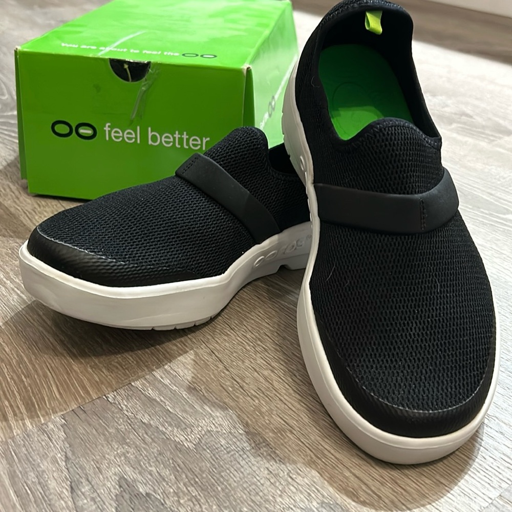Oofos sz.8 Women’s mesh shoes. New in box!
